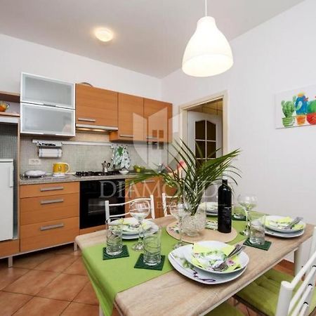 Santa Eufemia Rovinj 10Min Walk To City & Free Garage Parking Apartment Luaran gambar